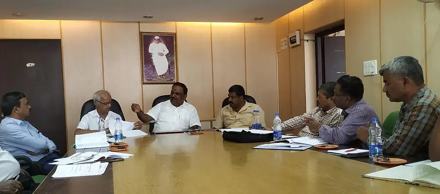 ಕೋಲಾರದಲ್ಲಿ ಮಂಗಳವಾರ ನಡೆದ ಡಿಸಿಸಿ ಬ್ಯಾಂಕ್‌ನ ಜಿಲ್ಲಾ ಮಟ್ಟದ ಮೇಲ್ವಿಚಾರಣಾ ಹಾಗೂ ಪರಿಶೀಲನಾ ಸಮಿತಿ ಸಭೆಯಲ್ಲಿ ಬ್ಯಾಂಕ್‌ ಅಧ್ಯಕ್ಷ ಎಂ.ಗೋವಿಂಗೌಡ ಮಾತನಾಡಿದರು.