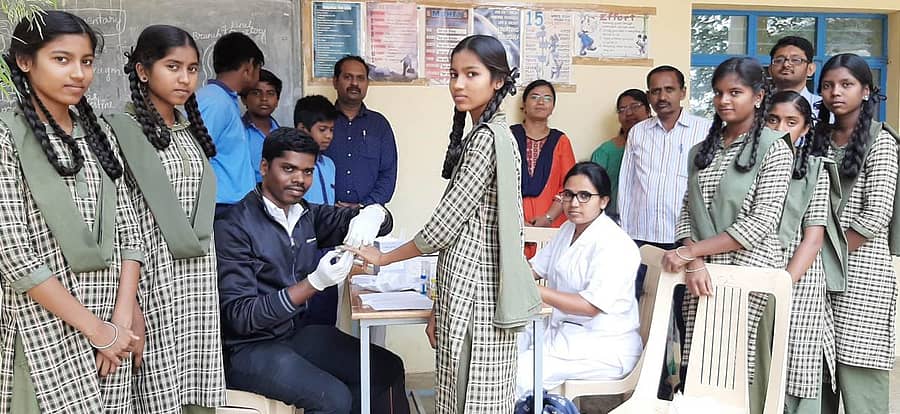 ಕೋಲಾರ ತಾಲ್ಲೂಕಿನ ಅರಾಭಿಕೊತ್ತನೂರು ಸರ್ಕಾರಿ ಪ್ರೌಢ ಶಾಲೆಯಲ್ಲಿ ಮಂಗಳವಾರ ಮಕ್ಕಳ ರಕ್ತ ಪರೀಕ್ಷೆ ಮಾಡಲಾಯಿತು.