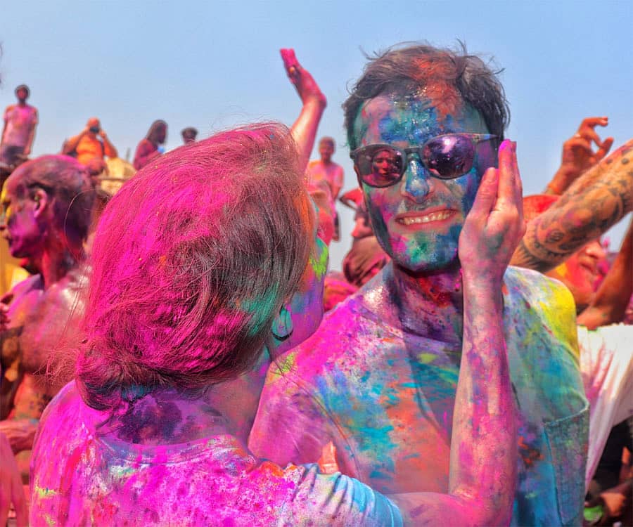 ಬಣ್ಣದಾಟದಲ್ಲಿ ತೊಡಗಿರುವ ವಿದೇಶಿಗರು