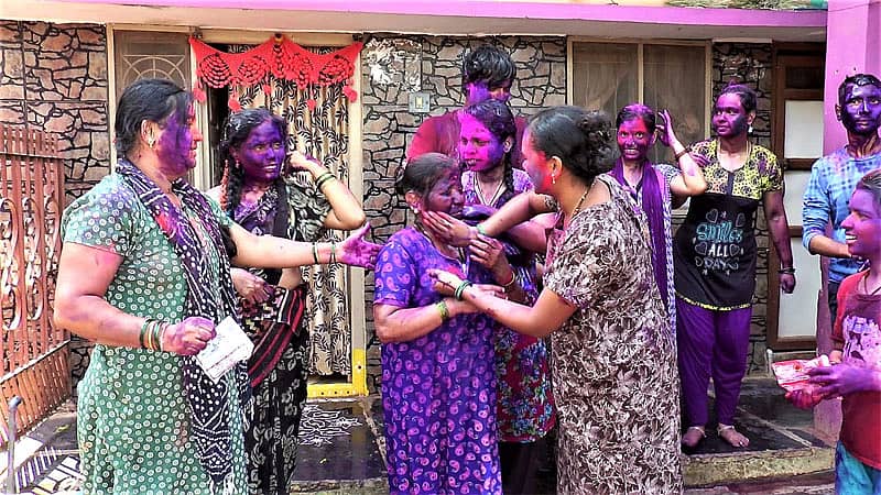 ಬಣ್ಣದಾಟದಲ್ಲಿ ತೊಡಗಿದ ಜನ