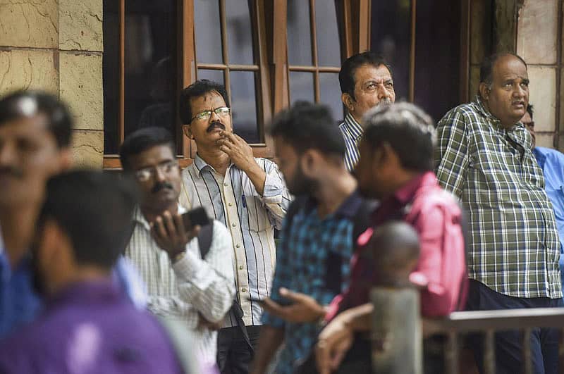 ಮುಂಬೈ ಷೇರುಪೇಟೆ ಹೊರಗಿನ ಸೂಚ್ಯಂಕ ಪರದೆ ವೀಕ್ಷಿಸುತ್ತಿರುವ ಜನ – ಸಂಗ್ರಹ ಚಿತ್ರ