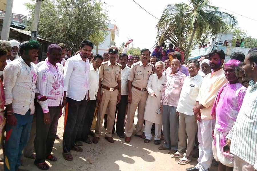 ಯಾದಗಿರಿ ನಗರದ ಕೋಲಿವಾಡದಲ್ಲಿ ಮಂಗಳವಾರ ಎರಡು ಬಣ್ಣದ ಬಂಡಿಗಳಿಗೆ ಡಿವೈಎಸ್ಪಿ ಯು.ಶರಣಪ್ಪ, ಸಿಪಿಐ ಶರಣಗೌಡ ನ್ಯಾಮಣ್ಣನವರ್ ಮತ್ತು ನಗರಸಭೆ ಸದಸ್ಯರು ಚಾಲನೆ ನೀಡಿದರು