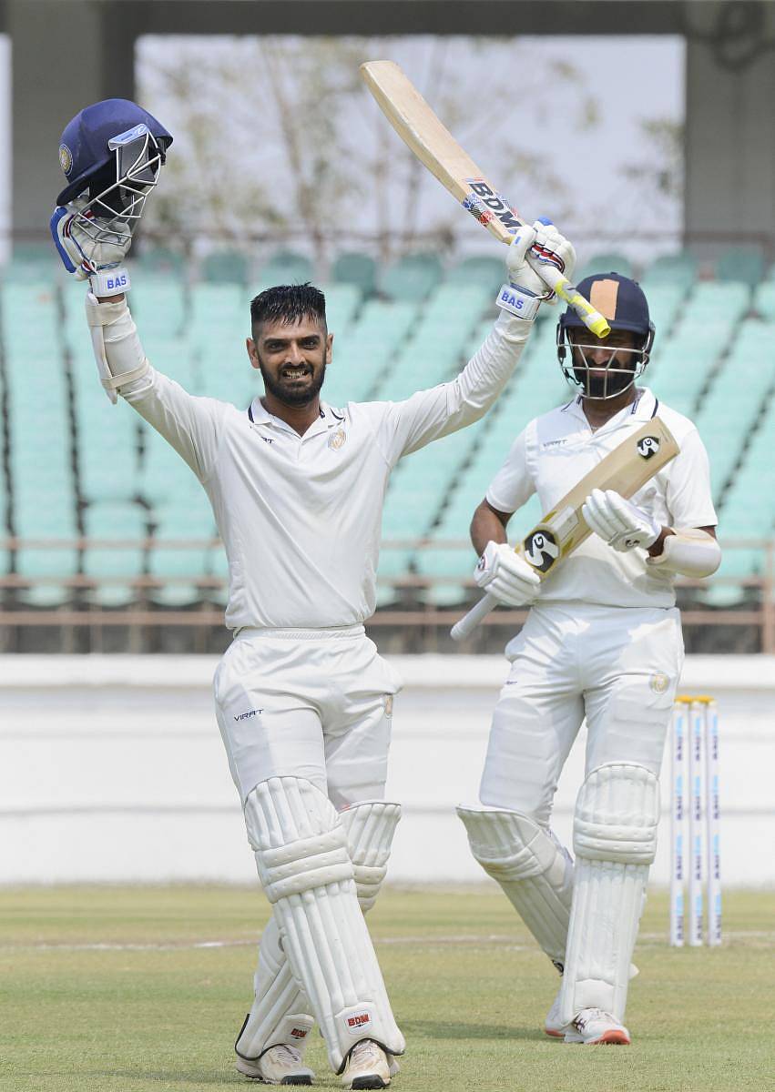 ಶತಕ ಗಳಿಸಿದ ಅರ್ಪಿತ್ ಸಂಭ್ರಮ. ಚೇತೇಶ್ವರ್ ಪೂಜಾರ ಇದ್ದಾರೆ–ಪಿಟಿಐ ಚಿತ್ರ