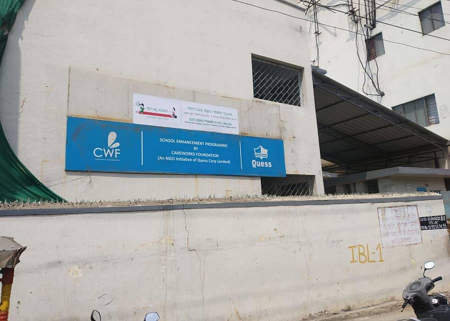 ಇಬ್ಬಲೂರಿನಲ್ಲಿರುವ ಸರ್ಕಾರಿ ಹಿರಿಯ ಪ್ರಾಥಮಿಕ ಶಾಲೆಯ ಹೊರನೋಟ (ಎಡಚಿತ್ರ). ಇಬ್ಬಲೂರು ಸರ್ಕಾರಿ ಶಾಲೆಯ ಪಕ್ಕದ ಖಾಸಗಿ ಕಟ್ಟಡವನ್ನು ಮೆಟ್ರೊ ನಿಲ್ದಾಣಕ್ಕಾಗಿ ನೆಲಸಮಗೊಳಿಸಿರುವುದು –ಪ್ರಜಾವಾಣಿ ಚಿತ್ರಗಳು