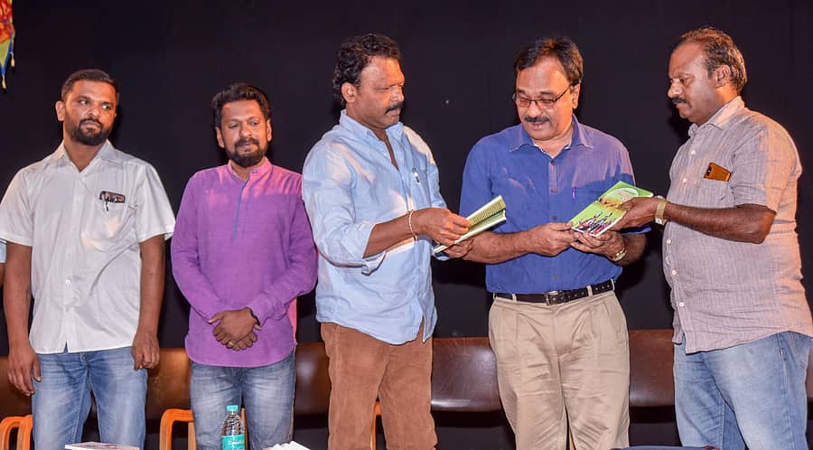 ಡಾ. ಬಂಜಗೆರೆ ಜಯಪ್ರಕಾಶ್ ಕೃತಿಗಳನ್ನು ಬಿಡುಗಡೆ ಮಾಡಿದರು. ವೆಂಕಟೇಶ್, ಆರ್. ದೇವರಾಜ್, ಮಡಿಕೇರಿ ಮುಖೇಶ್, ನಟರಾಜ್ ಹುಳಿಯಾರ್ ಹಾಗೂ ಮಾಲತೇಶ ಬಡಿಗೇರ ಇದ್ದರು. -- –ಪ್ರಜಾವಾಣಿ ಚಿತ್ರ