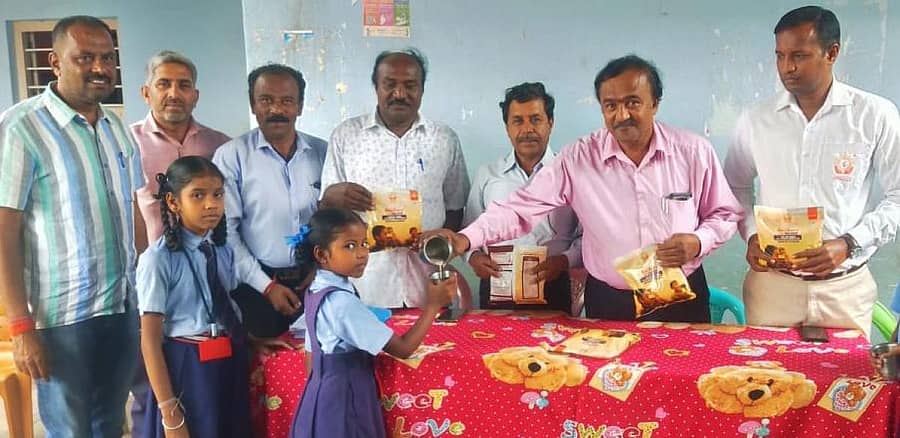 ಕೋಲಾರದ ಟಮಕ ಸರ್ಕಾರಿ ಹಿರಿಯ ಪ್ರಾಥಮಿಕ ಶಾಲೆಯಲ್ಲಿ ಮಂಗಳವಾರ ನಡೆದ ಕಾರ್ಯಕ್ರಮದಲ್ಲಿ ಡಿಡಿಪಿಐ ಕೆ.ರತ್ನಯ್ಯ ವಿಟಮಿನ್ ಪುಡಿ ಮಿಶ್ರಿತ ಹಾಲನ್ನು ಮಕ್ಕಳಿಗೆ ವಿತರಿಸಿದರು.