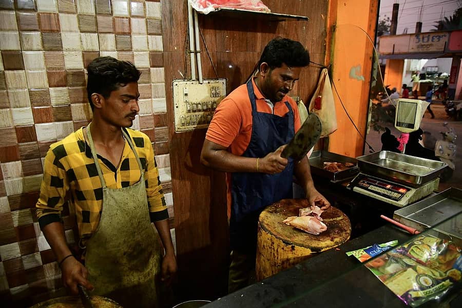 ಕೊಪ್ಪಳದ ಸ್ಟೇಶನ್ ರಸ್ತೆಯ ವೆಲ್ಕಮ್ ಚಿಕನ್ ಸೆಂಟರ್ದಲ್ಲಿ ಕೋಳಿ ಮಾಂಸ ಮಾರಾಟಕ್ಕೆ ಸಿದ್ಧತೆ ನಡೆಸಿರುವ ಮಾಲೀಕ ರಮೇಶ ಕಲಾಲ