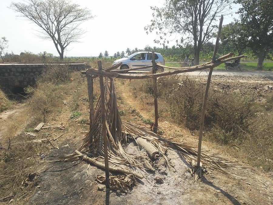 ಎರೆಬೂದಿಹಾಳ್‌ನಲ್ಲಿ ರಸ್ತೆಯ ಪಕ್ಕದಲ್ಲಿ ಅಂತ್ಯಸಂಸ್ಕಾರ ನಡೆಸಿದ ಕುರುಹು