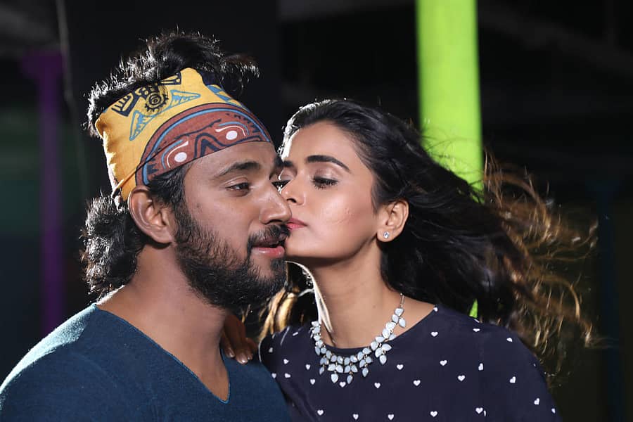 ‘ಲೋಕಲ್ ಟ್ರೈನ್’ ಚಿತ್ರದಲ್ಲಿ ಡಾರ್ಲಿಂಗ್ ಕೃಷ್ಣ ಮತ್ತು ಮೀನಾಕ್ಷಿ ದೀಕ್ಷಿತ್