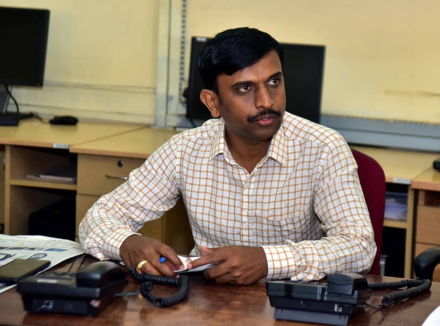 ಬುಧವಾರ ನಡೆದ ‘ಪ್ರಜಾವಾಣಿ’ ಫೋನ್–ಇನ್ ಕಾರ್ಯಕ್ರಮದಲ್ಲಿ ಸಮಾಜ ಕಲ್ಯಾಣ ಇಲಾಖೆ ಉಪ ನಿರ್ದೇಶಕ ಡಾ.ಎಸ್.ಬಿ. ಯೋಗೀಶ್ ಮಾತನಾಡಿದರು. –ಪ್ರಜಾವಾಣಿ ಚಿತ್ರ