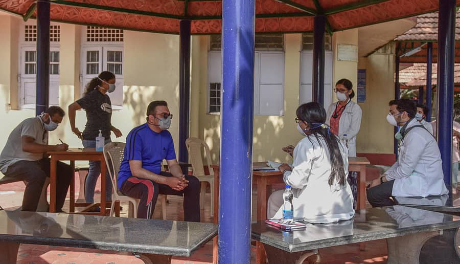 ರಾಜೀವ್‌ಗಾಂಧಿ ಎದೆರೋಗಗಳ ಆಸ್ಪತ್ರೆಯಲ್ಲಿ ಸೋಂಕು ಶಂಕಿತರು ವೈದ್ಯಕೀಯ ತಪಾಸಣೆ ಮಾಡಿಸಿಕೊಂಡರು – ಪ್ರಜಾವಾಣಿ ಚಿತ್ರ