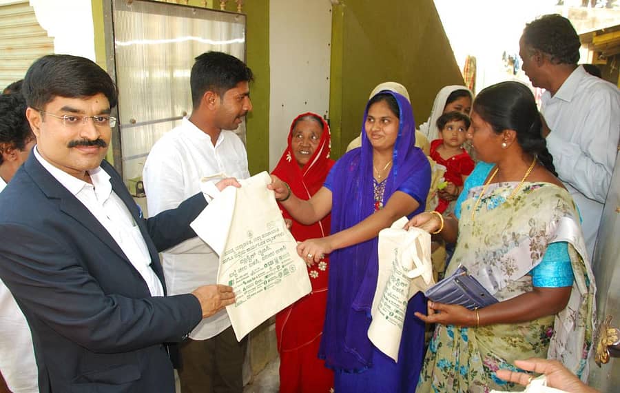 ಜಿಲ್ಲಾಧಿಕಾರಿ ಡಾ.ಎಂ.ವಿ.ವೆಂಕಟೇಶ್ ವಿವಿಧ ವಾರ್ಡ್ಗಳಿಗೆ ತೆರಳಿ ಅಲ್ಲಿಯ ನಿವಾಸಿಗಳಿಗೆ ಪ್ಲಾಸ್ಟಿಕ್ ಬ್ಯಾಗ್ ವಿತರಣೆ ಮಾಡಿದರು