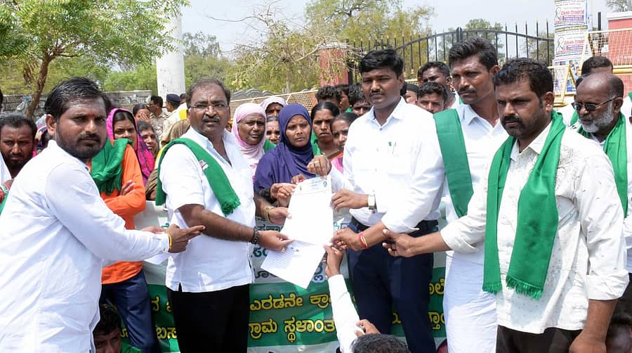 ರಾಯಚೂರಿನಲ್ಲಿ ಕರ್ನಾಟಕ ರಾಜ್ಯ ರೈತ ಸಂಘ ಹಾಗೂ ಹಸಿರು ಸೇನೆ ಜಿಲ್ಲಾ ಘಟಕದ ಪದಾಧಿಕಾರಿಗಳು ಹಾಗೂ ಶಕ್ತಿನಗರ, ದೇವಸುಗೂರು ಗ್ರಾಮಸ್ಥರು ಬುಧವಾರ ಪ್ರತಿಭಟನೆ ನಡೆಸಿ ಸಹಾಯಕ ಆಯುಕ್ತರಿಗೆ ಮನವಿ ಸಲ್ಲಿಸಿದರು