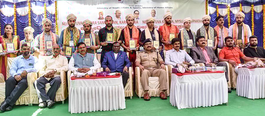 ಮೈಸೂರಿನ ‘ಯೂತ್‌ ಹಾಸ್ಟೆಲ್‌’ನಲ್ಲಿ ಬುಧವಾರ ನಡೆದ ಕಾಶ್ಮೀರಿ ಯುವಜನ ವಿನಿಮಯ ಕಾರ್ಯಕ್ರಮದ ಸಮಾರೋಪ ಸಮಾರಂಭದಲ್ಲಿ ಕಾಶ್ಮೀರದಿಂದ ಬಂದ ಯುವಜನರಿಗೆ ಪ್ರಮಾಣಪತ್ರ ವಿತರಿಸಲಾಯಿತು. ನಗರ ಪೊಲೀಸ್ ಕಮಿಷನರ್ ಚಂದ್ರಗುಪ್ತ, ಜಿಲ್ಲಾಧಿಕಾರಿ ಅಭಿರಾಂ ಜಿ.ಶಂಕರ್ ಇದ್ದಾರೆ