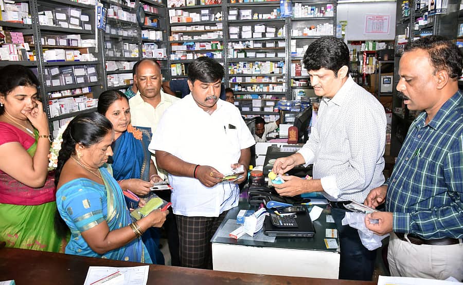 ಪಾಲಿಕೆ ಆರೋಗ್ಯ ಮತ್ತು ಸಾಮಾಜಿಕ ನ್ಯಾಯ ಸಮಿತಿ ತಂಡವು ಮೈಸೂರಿನ ಹಲವು ಔಷಧ ಅಂಗಡಿಗಳ ಮೇಲೆ ಬುಧವಾರ ದಾಳಿ ನಡೆಸಿ ಮಾಸ್ಕ್ನ್ನು ದುಬಾರಿ ಬೆಲೆಗೆ ಮಾರಾಟ ಮಾಡುತ್ತಿರುವ ಕುರಿತು ಪರಿಶೀಲನೆ ನಡೆಸಿತು
