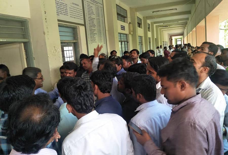 ಪ್ರಶ್ನೆಪತ್ರಿಕೆಯನ್ನು ಅಭ್ಯರ್ಥಿಗಳಿಗೆ ವಿತರಿಸುವುದಕ್ಕೂ ಮುನ್ನ ಗೋಪ್ಯತೆ ಕಾಪಾಡಿಕೊಂಡಿಲ್ಲ ಎಂದು ಆರೋಪಿಸಿ ರಾಜ್ಯಶಾಸ್ತ್ರ ವಿಭಾಗದ ಪಿಎಚ್.ಡಿ. ಅಭ್ಯರ್ಥಿಗಳು ಗುಲಬರ್ಗಾ ವಿ.ವಿ.ಯ ಪರೀಕ್ಷಾಂಗಕ್ಕೆ ಮುತ್ತಿಗೆ ಹಾಕಿ ಪ್ರತಿಭಟನೆ ನಡೆಸಿದರು