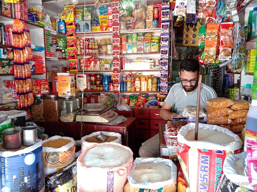 ಕಾರವಾರದ ಮಾರುಕಟ್ಟೆಯಲ್ಲಿ ಗ್ರಾಹಕರ ನಿರೀಕ್ಷೆಯಲ್ಲಿರುವ ದಿನಸಿ ವ್ಯಾಪಾರಿ