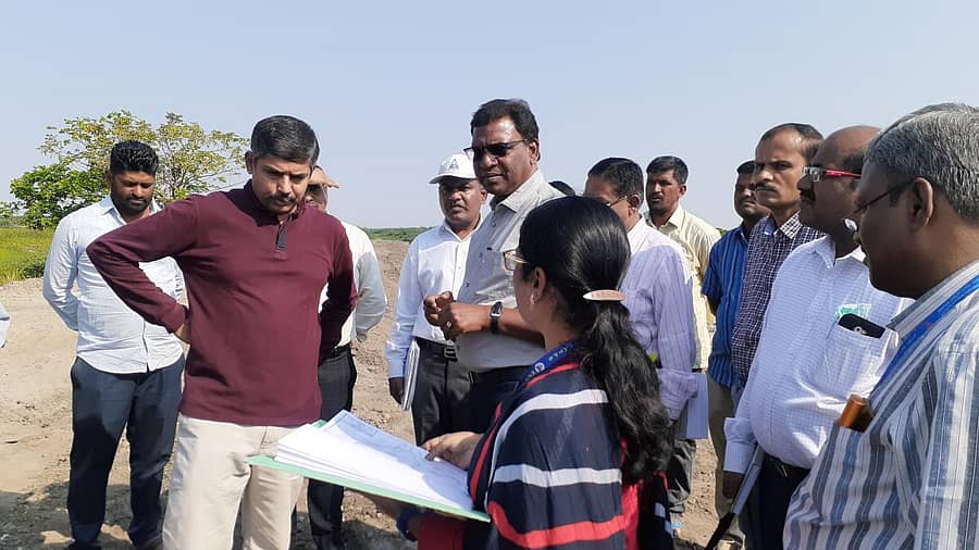 ಶಕ್ತಿನಗರದ ಹಾರುಬೂದಿ ಹೊಂಡಕ್ಕೆ ಗುರುವಾರ ಕರ್ನಾಟಕ ವಿದ್ಯುತ್ ನಿಗಮದ ವ್ಯವಸ್ಥಾಪಕ ನಿರ್ದೇಶಕ ವಿ.ಪೊನ್ನುರಾಜ ಅವರು ಭೇಟಿ ನೀಡಿ ಅಧಿಕಾರಿಗಳಿಂದ ಮಾಹಿತಿ ಪಡೆದರು