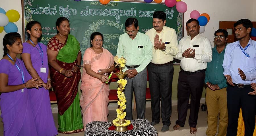 ದಾವಣಗೆರೆಯ ನೂತನ ಶಿಕ್ಷಣ ಮಹಾವಿದ್ಯಾಲಯದಲ್ಲಿ ಗುರುವಾರ ವಿದ್ಯಾರ್ಥಿ ಸಂಘವನ್ನು ದಾವಣಗೆರೆ ವಿಶ್ವವಿದ್ಯಾಲಯದ ಕುಲಸಚಿವರಾದ ಡಾ. ಎಚ್.ಎಸ್ ಅನಿತಾ ಉದ್ಘಾಟಿಸಿದರು. ಪ್ರಾಚಾರ್ಯ ದಿವಾಕರ ನಾಯ್ಕ್ ಕೆ.ಎಸ್., ಕಾಲೇಜಿನ ಅಧ್ಯಕ್ಷ ಎನ್.ಪರಶುರಾಮನಗೌಡ ಇದ್ದರು.