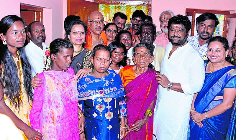 ಅಂಧ ಕಲಾವಿದೆಯರೊಂದಿಗೆ ನಟ ಜಗ್ಗೇಶ್‌ ನೂತನ ಮನೆ ಪ್ರವೇಶಿಸಿದರು