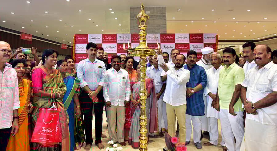 ಮಂಗಳೂರಿನ ಬಿಜೈಯಲ್ಲಿ ‘ಜಯಲಕ್ಷ್ಮಿ ಮೆಗಾ ಶೋರೂಂ’ ಅನ್ನು ಮೇಯರ್ ದಿವಾಕರ್ ಪಾಂಡೇಶ್ವರ ಉದ್ಘಾಟಿಸಿದರು.