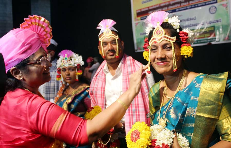 ಬಾಗಲಕೋಟೆಯಲ್ಲಿ ಗುರುವಾರ ಸಾಮೂಹಿಕ ಮದುವೆಯಲ್ಲಿ ದಾಂಪತ್ಯ ಬದುಕಿಗೆ ಕಾಲಿಟ್ಟ ವಧುವಿಗೆ ಕರ್ನಾಟಕ ಕೌಶಲ್ಯ ಅಭಿವೃದ್ಧಿ ನಿಗಮದ ಅಧ್ಯಕ್ಷೆ ಡಾ.ಕೆ.ರತ್ನಪ್ರಭಾ ಅರಿಶಿನ ಹಚ್ಚಿ ಹರಸಿದರು