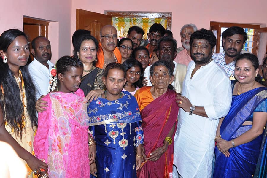 ಅಂಧ ಕಲಾವಿದೆಯರೊಂದಿಗೆ ನಟ ಜಗ್ಗೇಶ್‌ ನೂತನ ಮನೆ ಪ್ರವೇಶಿಸಿದರು