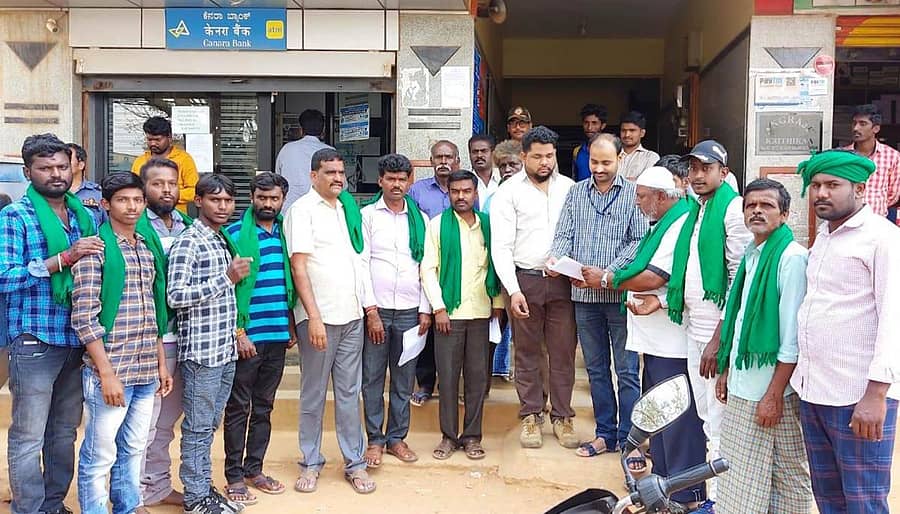 ಶ್ರೀನಿವಾಸಪುರ ಕೋಳಿ ಫಾರಂ ನಿರ್ಮಾಣಕ್ಕೆ ಸಾಲ ನೀಡಿಕೆಯಲ್ಲಿ ಭ್ರಷ್ಟಾಚಾರ ನಡೆದಿದೆ ಎಂದು ಆಪಾದಿಸಿ ರಾಜ್ಯ ರೈತ ಸಂಘದ ಕಾರ್ಯಕರ್ತರು ಗುರುವಾರ ಪಟ್ಟಣದ ಕೆನರಾ ಬ್ಯಾಂಕ್ ಶಾಖೆ ಎದುರು ಪ್ರತಿಭಟನೆ ನಡೆಸಿದರು