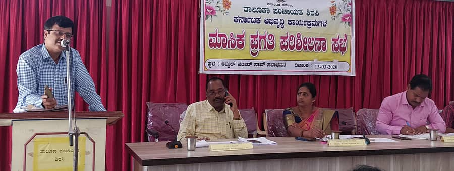 ಶಿರಸಿ ತಾಲ್ಲೂಕು ಪಂಚಾಯ್ತಿ ಕೆಡಿಪಿ ಸಭೆಯಲ್ಲಿ ಕ್ಷೇತ್ರ ಶಿಕ್ಷಣಾಧಿಕಾರಿ ಎಂ.ಎಸ್.ಹೆಗಡೆ ಮಾತನಾಡಿದರು