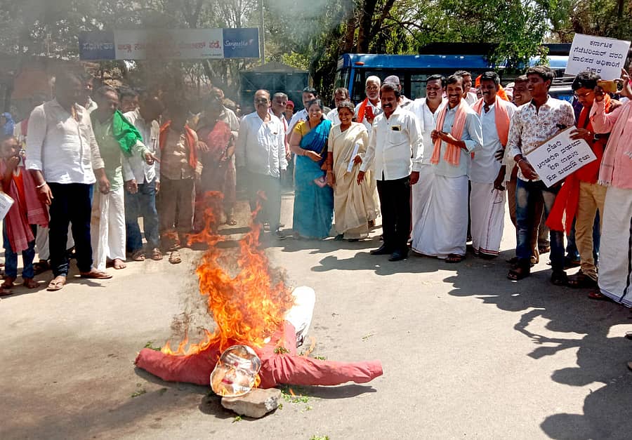 ಹಾವೇರಿ ಮೈಲಾರ ಮಹಾದೇವಪ್ಪ ವೃತ್ತದಲ್ಲಿ ಬೇಡ ಜಂಗಮ ಸಮುದಾಯದವರು ಸಚಿವ ಗೋವಿಂದ ಕಾರಜೋಳ ಅವರ ಪ್ರತಿಕೃತಿ ದಹಿಸಿ ಪ್ರತಿಭಟನೆ ನಡೆಸಿದರು