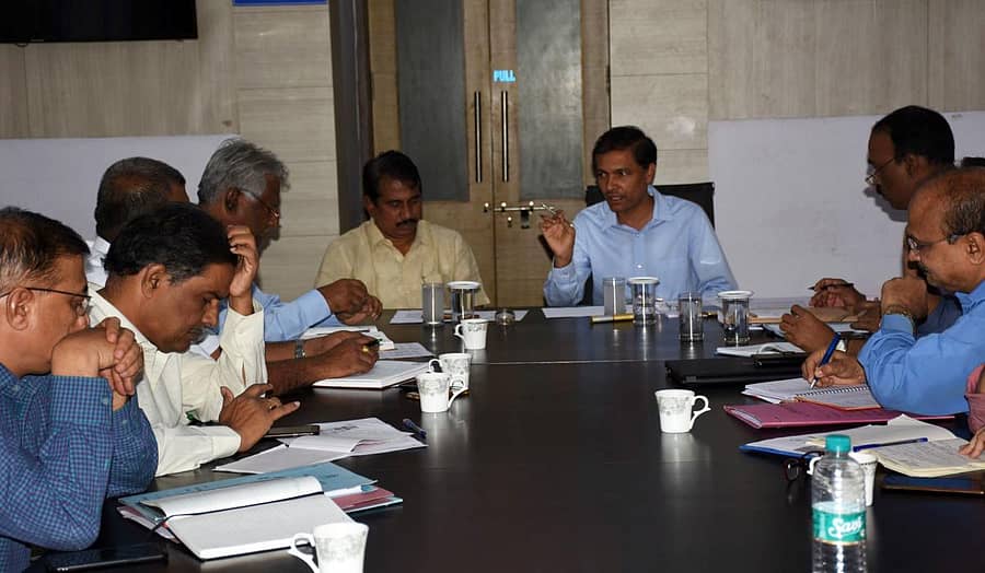 ವಿಜಯಪುರದ ಜಿಲ್ಲಾಧಿಕಾರಿ ಕಚೇರಿ ಸಭಾಂಗಣದಲ್ಲಿ ಜಿಲ್ಲಾಧಿಕಾರಿ ವೈ.ಎಸ್.ಪಾಟೀಲ ಅಧ್ಯಕ್ಷತೆಯಲ್ಲಿ ಶುಕ್ರವಾರ ಸಭೆ ಜರುಗಿತು