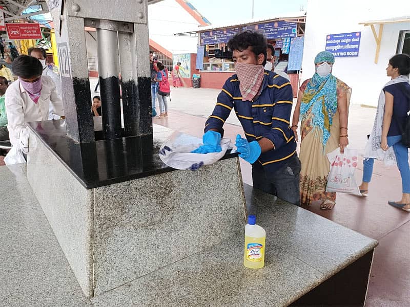 ಕೋವಿಡ್-19 ಭೀತಿ ಹಿನ್ನೆಲೆಯಲ್ಲಿ ಕಲಬುರ್ಗಿ ರೈಲ್ವೆ ನಿಲ್ದಾಣದಲ್ಲಿ ಸ್ವಚ್ಛತೆ ಕಾರ್ಯ