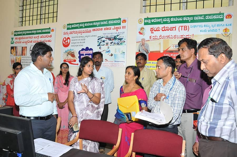 ತುಮಕೂರು ಜಿಲ್ಲಾ ಆಸ್ಪತ್ರೆಯಲ್ಲಿ ಕೋವಿಡ್-19ಗೆ ಸಂಬಂಧಿಸಿದ ವಾರ್ಡ್ಗಳಿಗೆ ಜಿಲ್ಲಾಧಿಕಾರಿ ಡಾ.ಕೆ.ರಾಕೇಶ್ ಕುಮಾರ್ ಹಾಗೂ ಜಿಲ್ಲಾ ಪಂಚಾಯಿತಿ ಸಿಇಒ ಶುಭಾ ಕಲ್ಯಾಣ್ ಶುಕ್ರವಾರ ಭೇಟಿ ನೀಡಿ ಪರಿಶೀಲಿಸಿದರು.