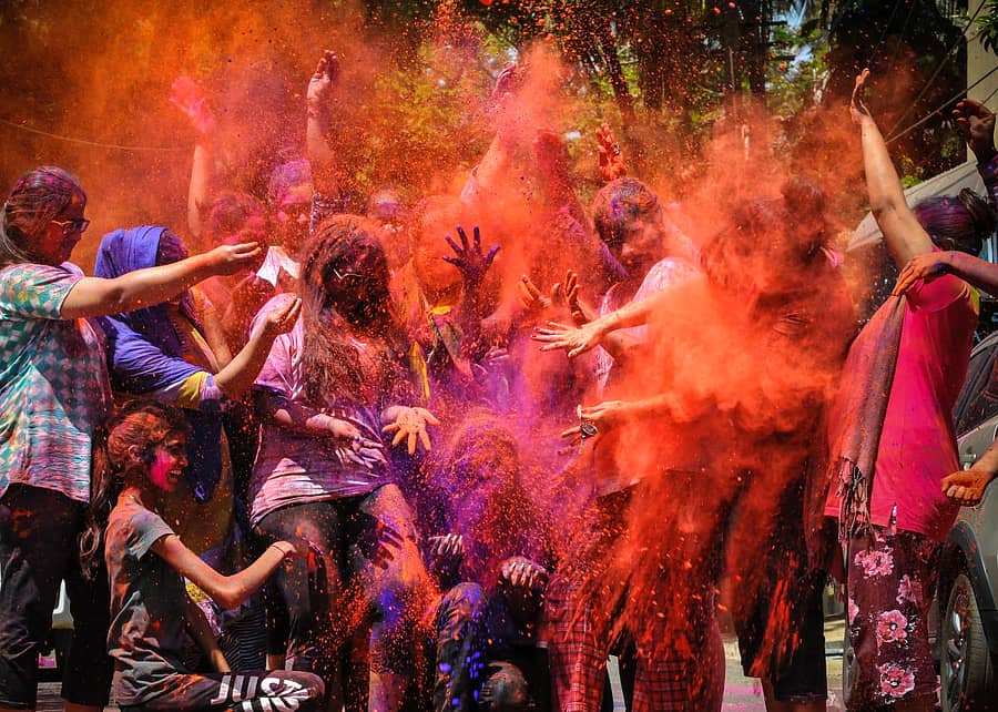 ರಂಗಪಂಚಮಿ ಅಂಗವಾಗಿ ಹುಬ್ಬಳ್ಳಿ ದೇಶಪಾಂಡೆ ನಗರದಲ್ಲಿ ಶುಕ್ರವಾರ ಯುವತಿಯರು ಬಣ್ಣದಲ್ಲಿ ಮಿಂದೆದ್ದರು –ಪ್ರಜಾವಾಣಿ ಚಿತ್ರ: ತಾಜುದ್ದೀನ್ ಆಜಾದ್