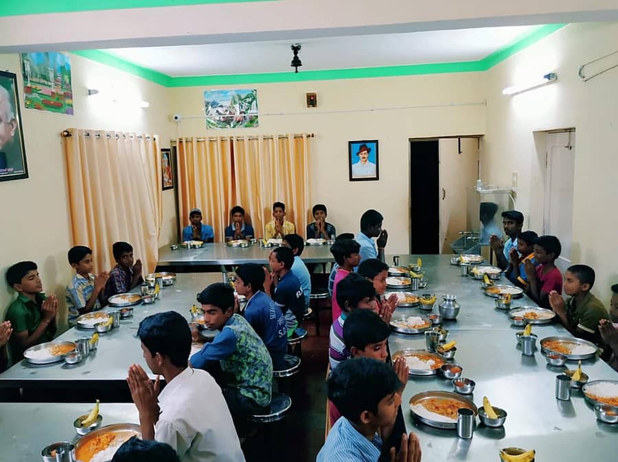 ಚಾಮರಾಜನಗರಕ್ಕೆ ಹೋಗುವ ರಸ್ತೆ ಬದಿ, ಆದರ್ಶ ವಿದ್ಯಾಲಯದ ಸಮೀಪ ಇರುವ ವಿದ್ಯಾರ್ಥಿ ನಿಲಯದ ಊಟದ ಹಾಲ್ನ ನೋಟ