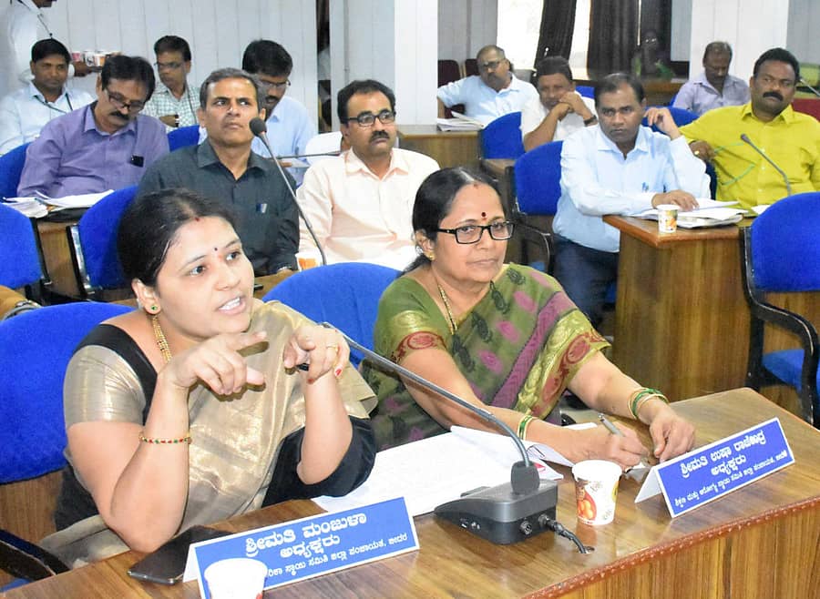 ಬೀದರ್ ಜಿಲ್ಲಾ ಪಂಚಾಯಿತಿ ಸಭಾಂಗಣದಲ್ಲಿ ಶುಕ್ರವಾರ ನಡೆದ ಕೆಡಿಪಿ ಸಭೆಯಲ್ಲಿ ಸದಸ್ಯೆ ಮಂಜುಳಾ ಸ್ವಾಮಿ ಏರಿದ ಧ್ವನಿಯಲ್ಲಿ ಮಾತನಾಡಿದರು