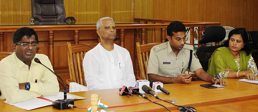 ಬಾಗಲಕೋಟೆಯಲ್ಲಿ ಶನಿವಾರ ನಡೆದ ಜಂಟಿ ಸುದ್ದಿಗೋಷ್ಠಿಯಲ್ಲಿ ಜಿಲ್ಲಾಧಿಕಾರಿ ಕ್ಯಾಪ್ಟನ್ ಡಾ.ಕೆ.ರಾಜೇಂದ್ರ, ಶಾಸಕ ವೀರಣ್ಣ ಚರಂತಿಮಠ, ಎಸ್ಪಿ ಲೋಕೇಶ ಜಗಲಾಸರ್, ಸಿಇಒ ಗಂಗೂಬಾಯಿ ಮಾನಕರ ಪಾಲ್ಗೊಂಡಿದ್ದರು