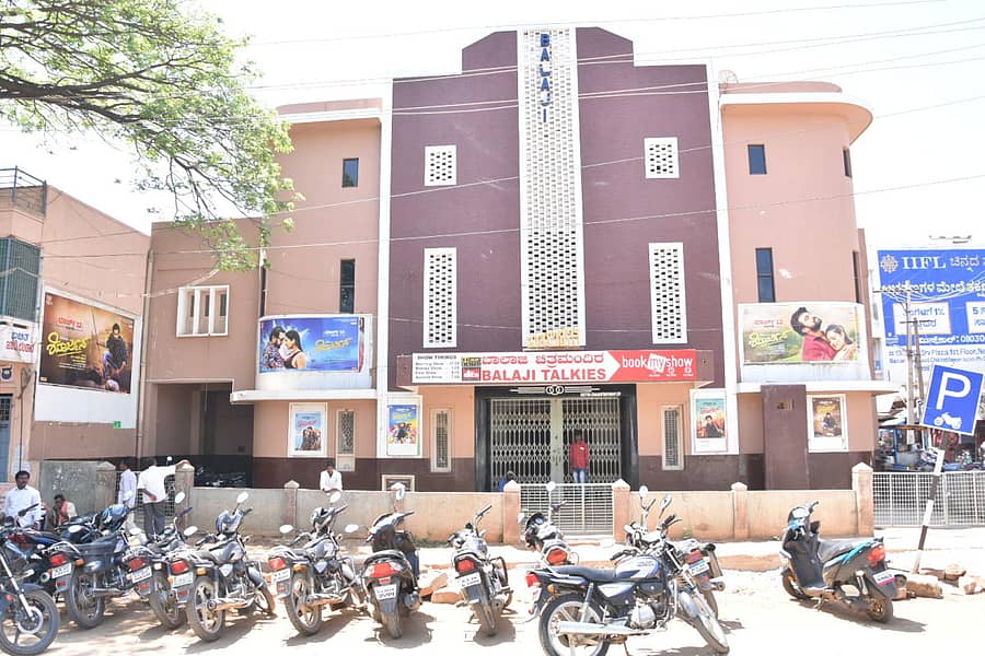 ನಗರದ ಬಾಲಾಜಿ ಚಿತ್ರಮಂದಿರ ಬಾಗಿಲು ಮುಚ್ಚಿದ ಕಾರಣ ಪ್ರೇಕ್ಷಕರಿಲ್ಲದೆ ಭಣಗುಡುತ್ತಿತ್ತು.