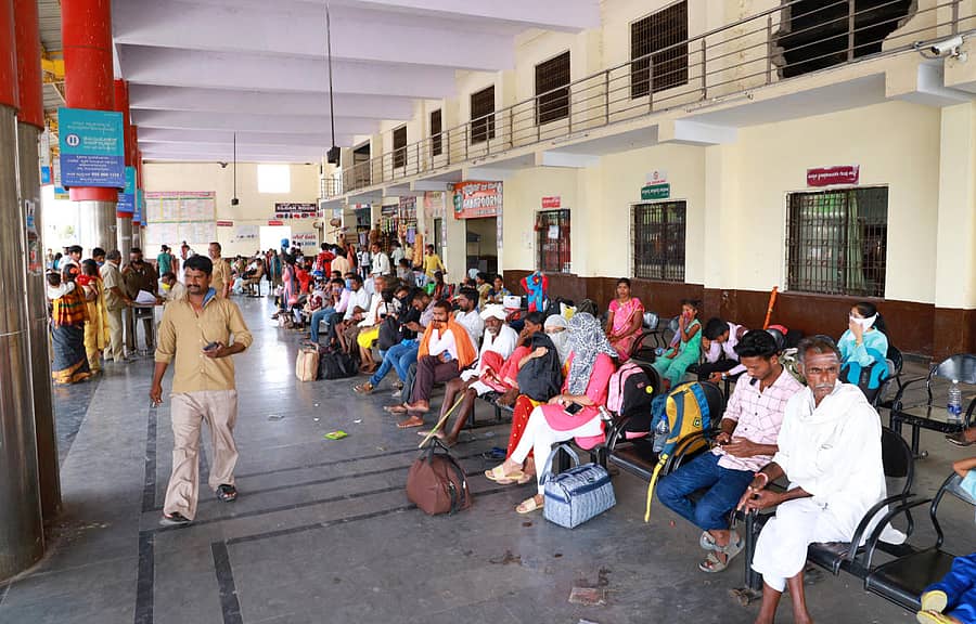 ರಾಯಚೂರು ಬಸ್ ಬಿಲ್ದಾಣದಲ್ಲಿ ಶನಿವಾರ ಕಂಡುಬಂದ ದೃಶ್ಯ