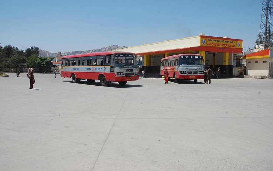 ಕೋವಿಡ್–19 ಭೀತಿ ಹಿನ್ನೆಲೆಯಲ್ಲಿ ಕೋಲಾರದ ಕೆಎಸ್ಆರ್ಟಿಸಿ ಬಸ್ ನಿಲ್ದಾಣವು ಶನಿವಾರ ಪ್ರಯಾಣಿಕರಿಲ್ಲದೆ ಭಣಗುಡುತ್ತಿತ್ತು.