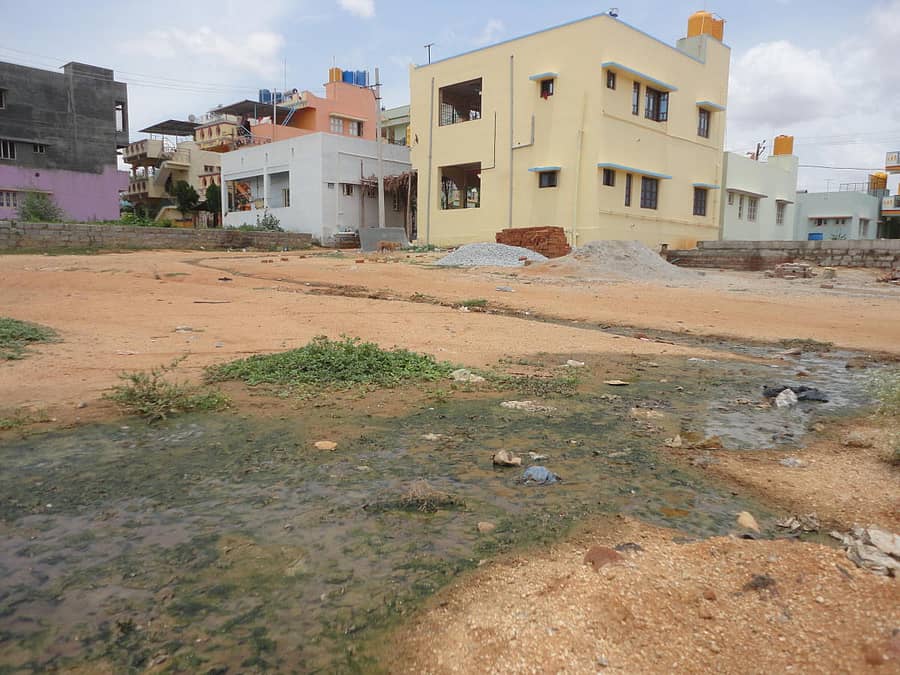 ನ್ಯಾಷನಲ್ ಕಾಲೇಜು ಪಕ್ಕದ ಬಡಾವಣೆಯಲ್ಲಿ ಮನೆಗಳಿಂದ ಎಲ್ಲೆಂದರಲ್ಲಿ ಹರಿಯುವ ತ್ಯಾಜ್ಯ ನೀರು.
