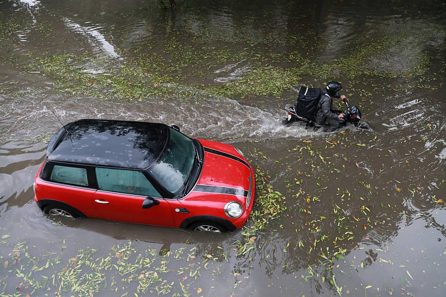 ನವದೆಹಲಿಯಲ್ಲಿ ಭಾರಿ ಮಳೆಯಿಂದ ಜಲವೃತ್ತಗೊಂಡ ರಸ್ತೆಯಲ್ಲಿ ಸಿಲುಕಿರುವ ಕಾರು ಮತ್ತು ಬೈಕ್