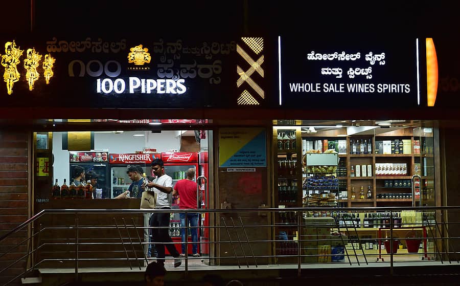 ಶ್ರೀನಗರ ಮುಖ್ಯ ರಸ್ತೆಯಲ್ಲಿ ಶನಿವಾರ ತೆರೆದಿದ್ದ ಮದ್ಯದ ಅಂಗಡಿ