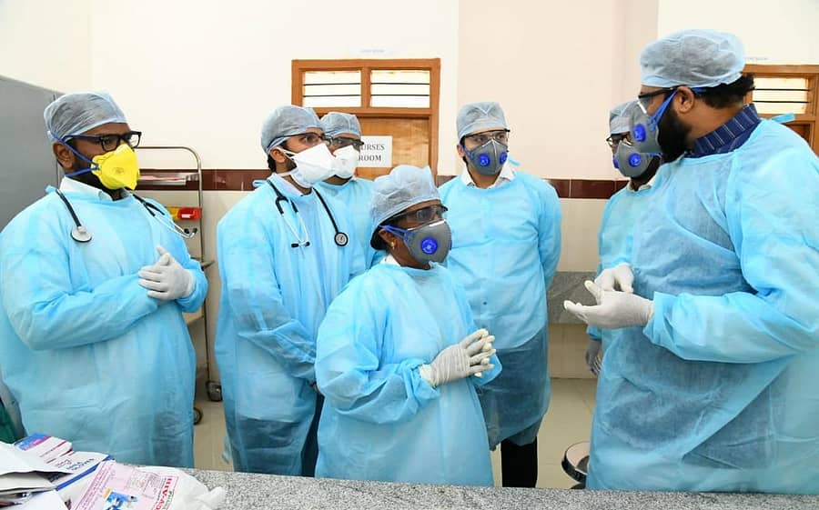 ಕಲಬುರ್ಗಿಯ ಜಿಮ್ಸ್‌ ಆಸ್ಪತ್ರೆಗೆ ಭಾನುವಾರ ಭೇಟಿ ನೀಡಿದ ಆರೋಗ್ಯ ಸಚಿವ ಬಿ.ಶ್ರೀರಾಮುಲು ವೈದ್ಯರೊಂದಿಗೆ ಚರ್ಚೆ ನಡೆಸಿದರು