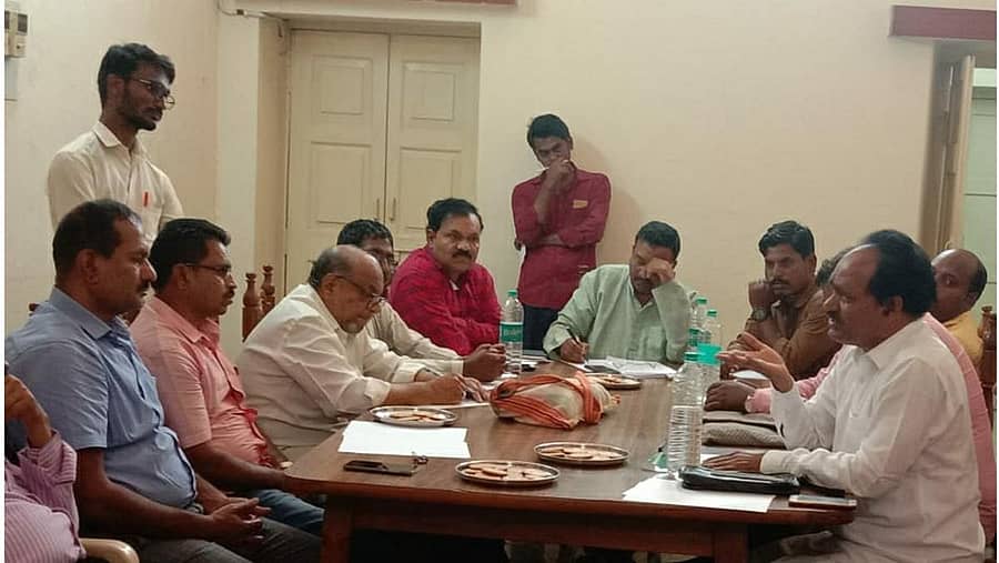 ದಾವಣಗೆರೆಯಲ್ಲಿ ಭಾನುವಾರ ಮೇ ಸಾಹಿತ್ಯ ಸಮ್ಮೇಳನ ನಡೆಸುವ ಬಗ್ಗೆ ಚರ್ಚೆ ನಡೆಸಲಾಯಿತು