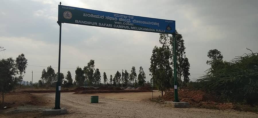 ಮೇಲುಕಾಮನಹಳ್ಳಿ ಬಳಿ ಇರುವ ಸಫಾರಿ ಕ್ಯಾಂಪ್ ಭಾನುವಾರ ಪ್ರವಾಸಿಗರಿಲ್ಲದೇ ಖಾಲಿಯಾಗಿತ್ತು