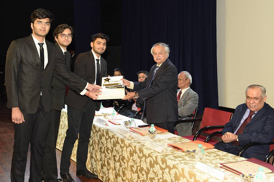 ಬೆಳಗಾವಿಯ ಕೆಎಲ್‌ಎಸ್‌ ರಾಜಾ ಲಖಮಗೌಡ ಕಾನೂನು ಕಾಲೇಜಿನಲ್ಲಿ ಭಾನುವಾರ ಮುಕ್ತಾಯವಾದ ಎಂ.ಕೆ. ನಂಬಿಯಾರ್‌ ರಾಷ್ಟ್ರಮಟ್ಟದ ಅಣಕು ನ್ಯಾಯಾಲಯ ಸ್ಪರ್ಧೆಯಲ್ಲಿ ಭೋಪಾಲದ ರಾಷ್ಟ್ರೀಯ ಕಾನೂನು ವಿಶ್ವವಿದ್ಯಾಲಯ ತಂಡಕ್ಕೆ ಕರ್ನಾಟಕ ಕಾನೂನು ಆಯೋಗದ ಅಧ್ಯಕ್ಷ ನ್ಯಾ. ಎಸ್.ಆರ್‌. ಬನ್ನೂರಮಠ ಬಹುಮಾನ ವಿತರಿಸಿದರು