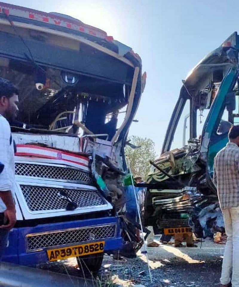 ಗೌರಿಬಿದನೂರು ತಾಲ್ಲೂಕಿನ ಕಾಮಲಾಪುರದ ಬಳಿ ನಡೆದ ಬಸ್ ಗಳ ನಡುವಿನ ಅಪಘಾತ