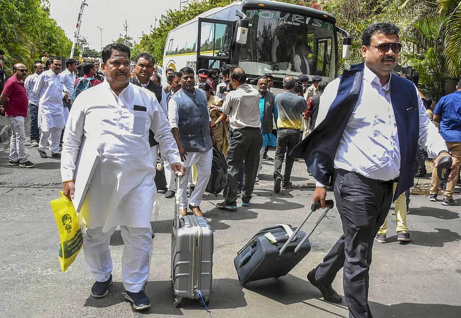 ಕಾಂಗ್ರೆಸ್ ಶಾಸಕರು ಜೈಪುರದಿಂದ ಭೋಪಾಲ್ಗೆ ಭಾನುವಾರ ಬಂದಿಳಿದ ನಂತರ ಹೋಟೆಲ್ನತ್ತ ಹೆಜ್ಜೆ ಹಾಕಿದರು –ಪಿಟಿಐ ಚಿತ್ರ