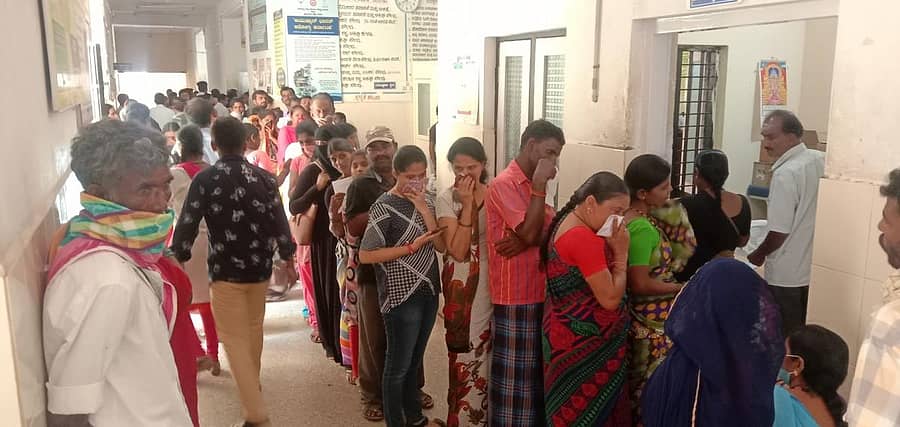 ಹೊಸದುರ್ಗದ ಸಾರ್ವಜನಿಕ ಆಸ್ಪತ್ರೆಯಲ್ಲಿ ಚಿಕಿತ್ಸೆ ಪಡೆಯಲು ಸೋಮವಾರ ಸರತಿಯಲ್ಲಿ ನಿಂತಿದ್ದ ರೋಗಿಗಳು